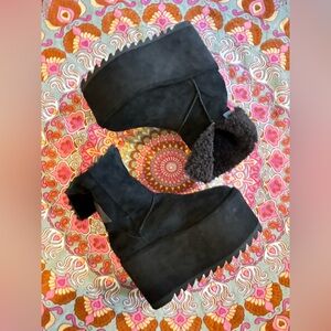 Darker Wavs Fleece-lined platform boots US 6
